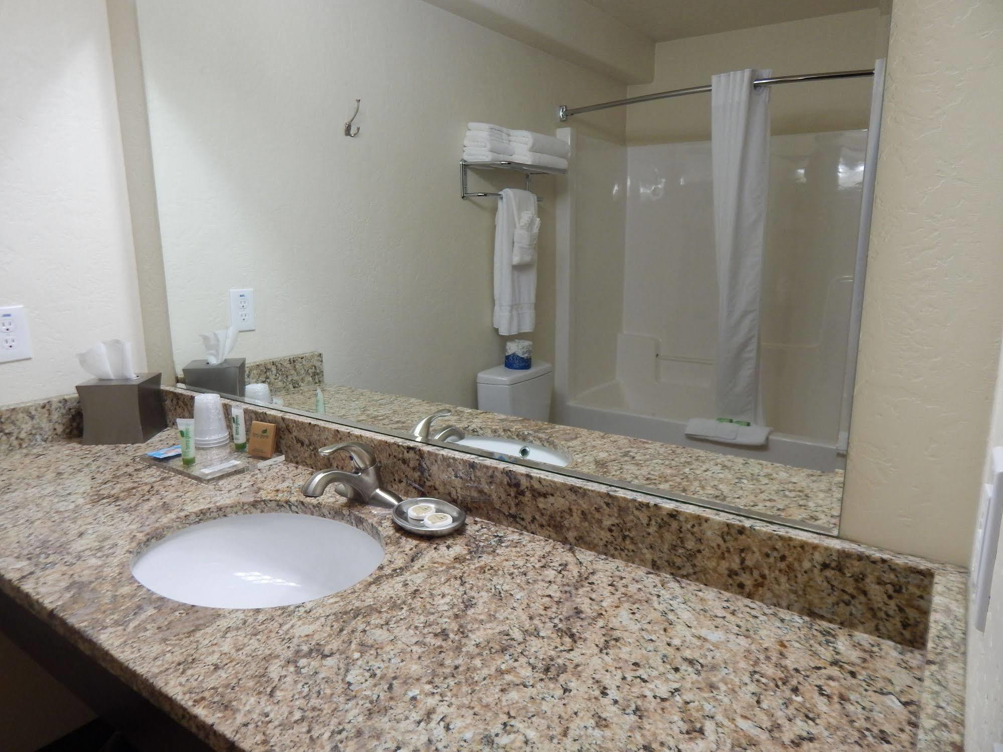 Winterton Suites Williston Exteriér fotografie