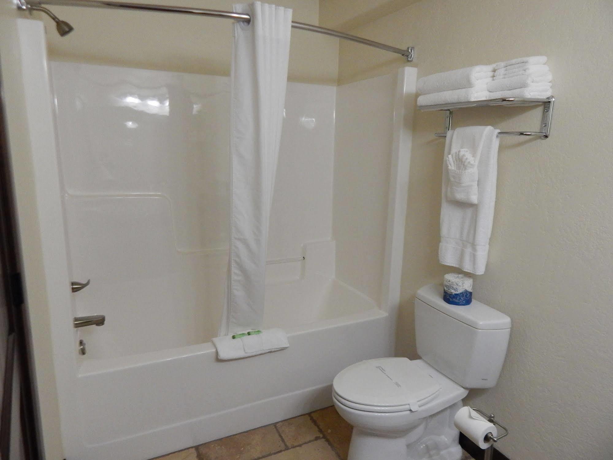 Winterton Suites Williston Exteriér fotografie