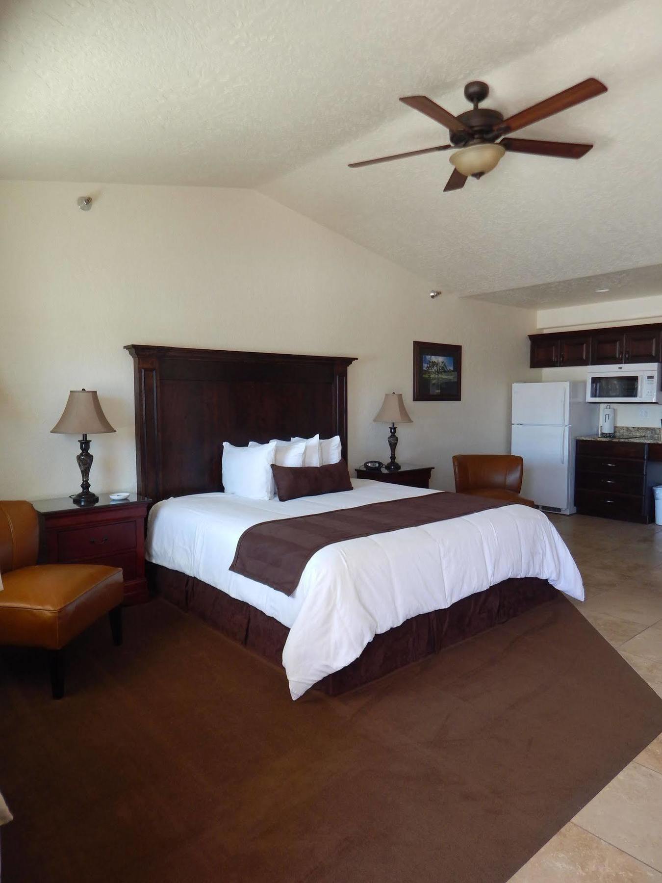 Winterton Suites Williston Exteriér fotografie